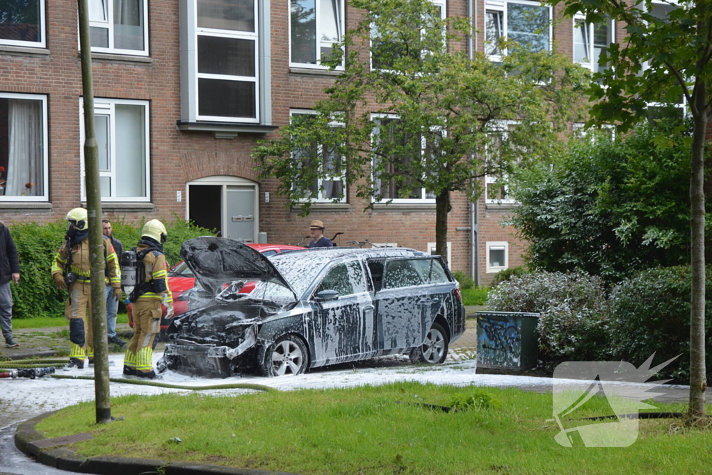 Auto brandt uit voor woning