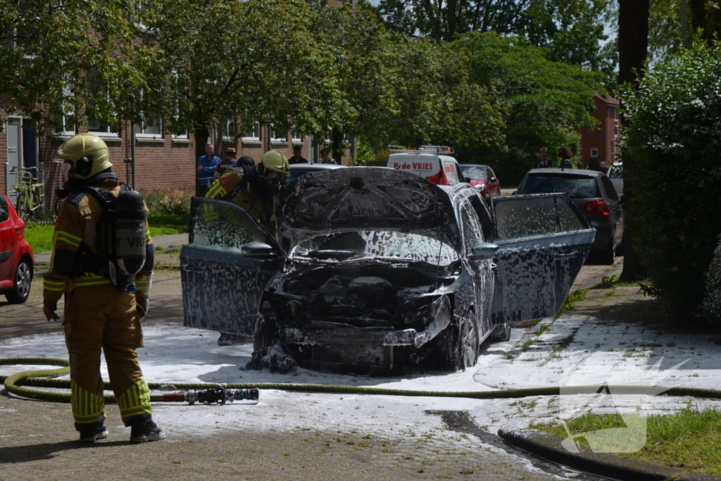 Auto brandt uit voor woning