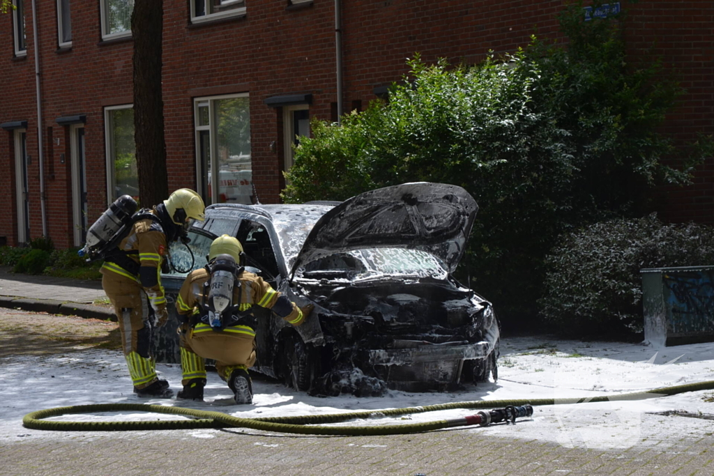 Auto brandt uit voor woning