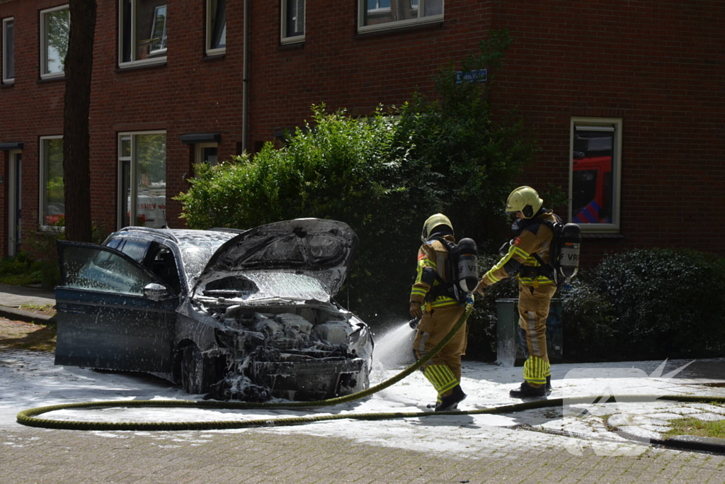 Auto brandt uit voor woning