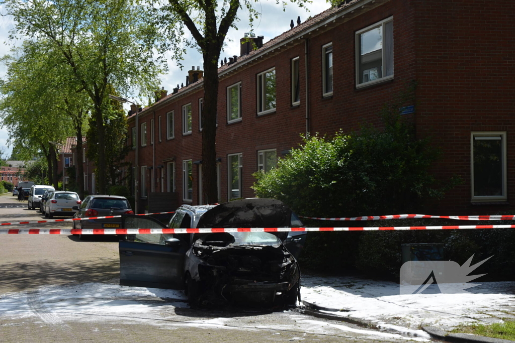 Auto brandt uit voor woning