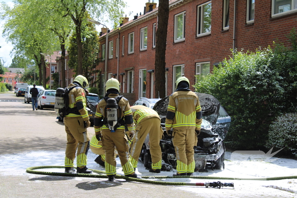 Auto brandt uit voor woning