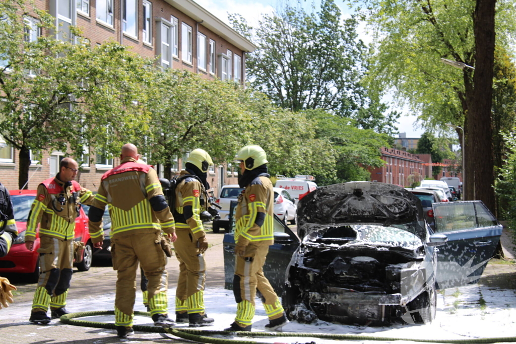 Auto brandt uit voor woning