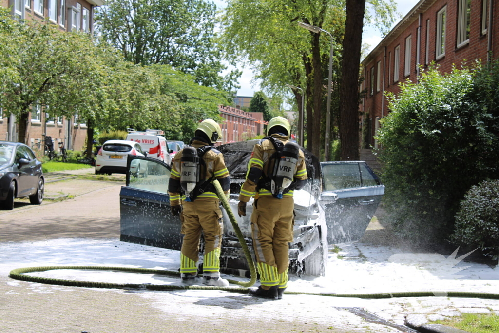 Auto brandt uit voor woning