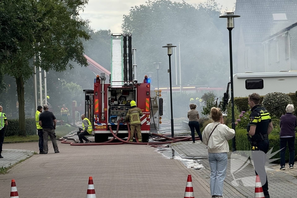 Grote woningbrand moeilijk onder controle te krijgen, rook trekt door woonwijk