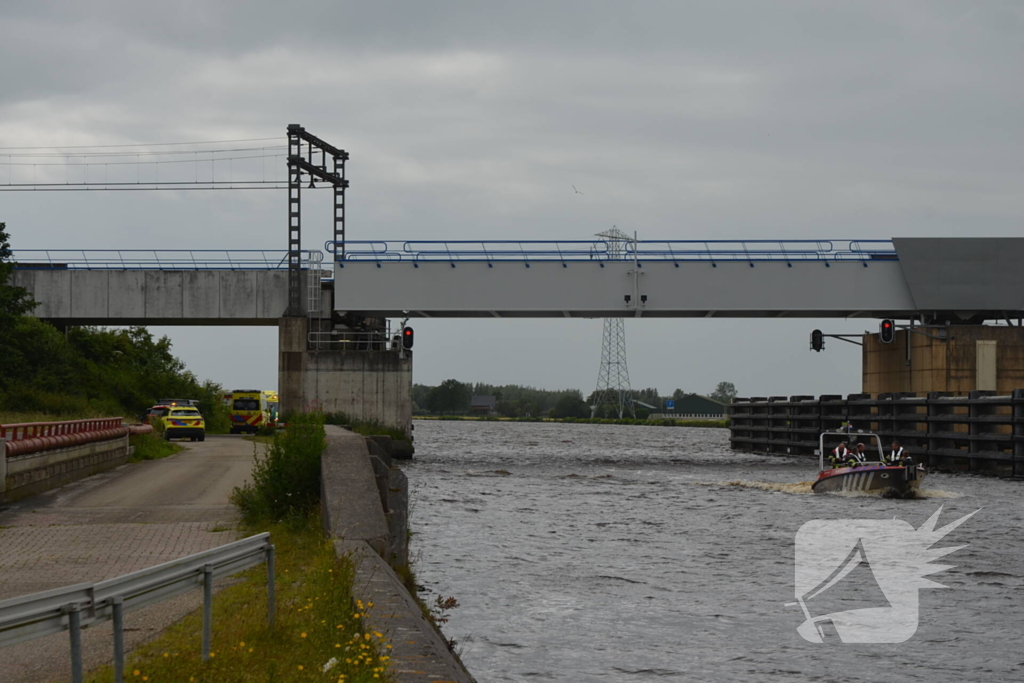 Opvarende zeilboot gewond bij botsing tegen spoorbrug