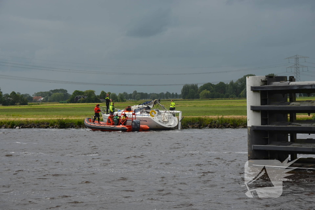 Opvarende zeilboot gewond bij botsing tegen spoorbrug