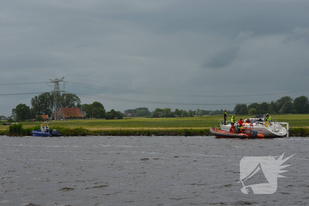 Opvarende zeilboot gewond bij botsing tegen spoorbrug