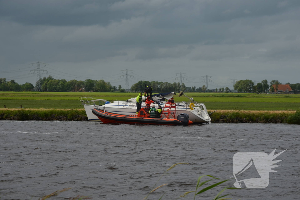 Opvarende zeilboot gewond bij botsing tegen spoorbrug