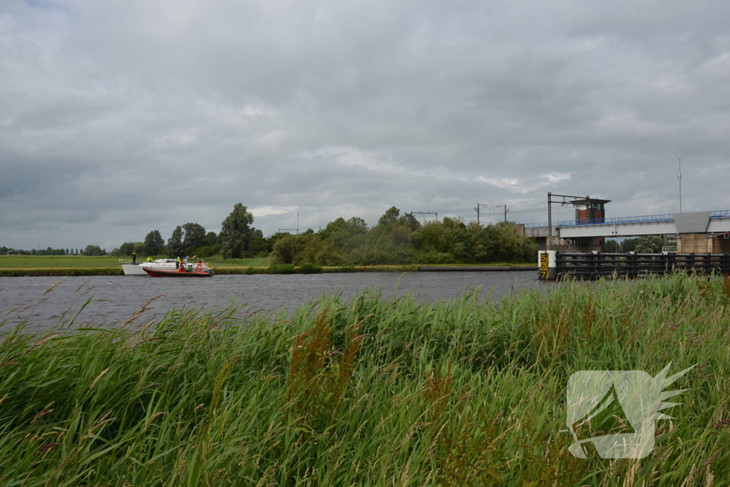 Opvarende zeilboot gewond bij botsing tegen spoorbrug