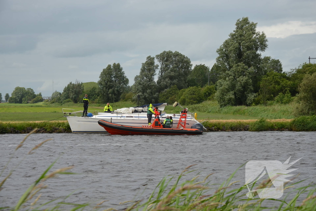 Opvarende zeilboot gewond bij botsing tegen spoorbrug