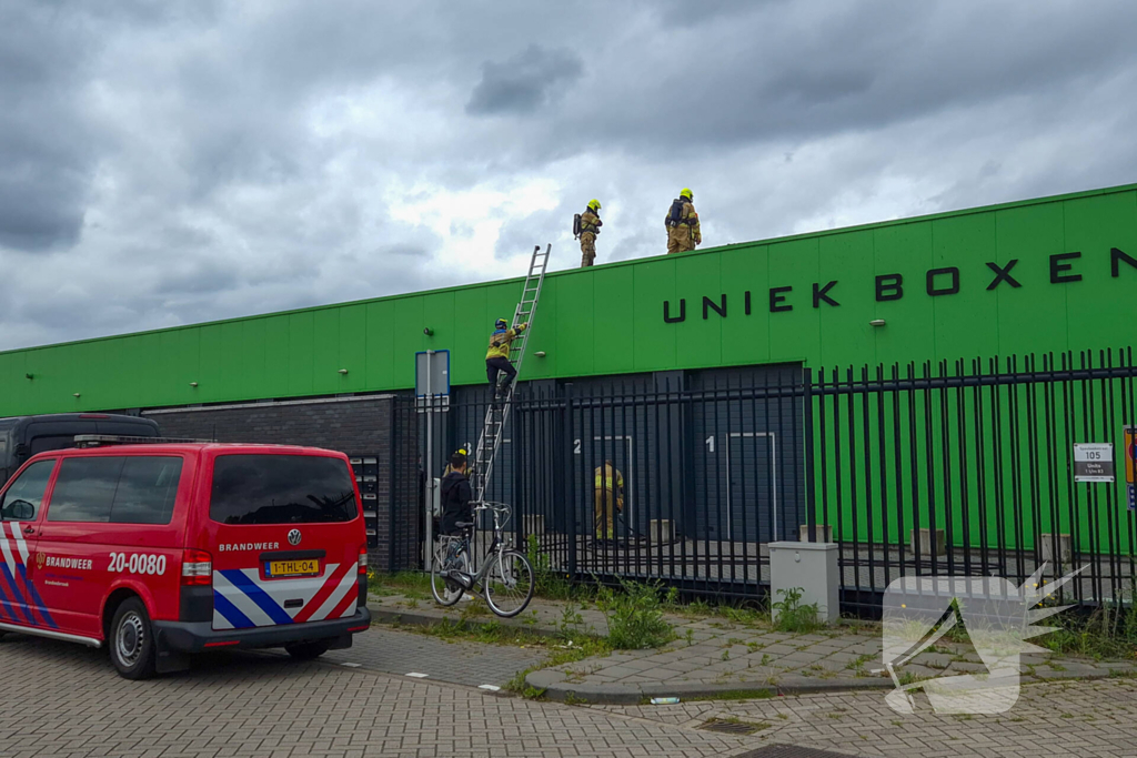 Brandweer onderzoekt brand in opslag