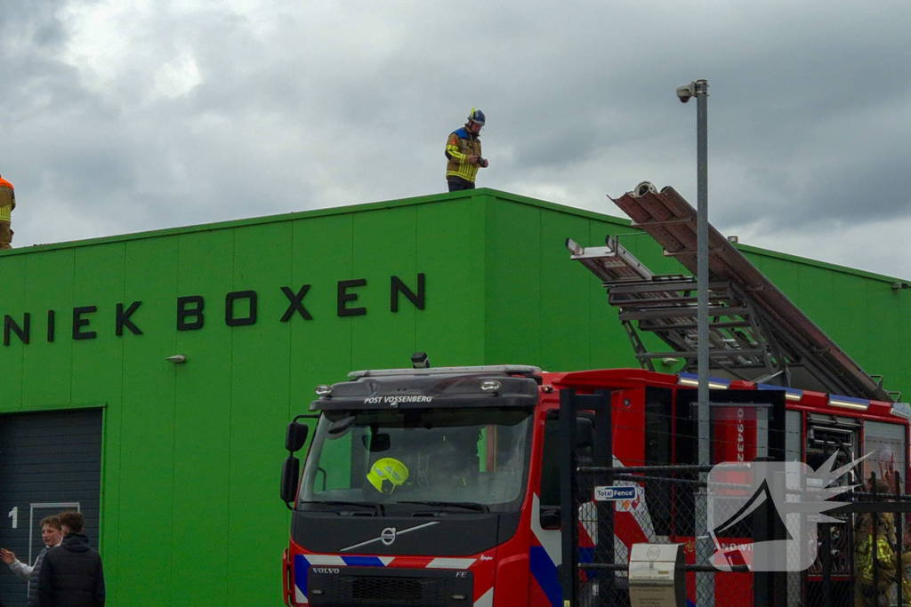 Brandweer onderzoekt brand in opslag