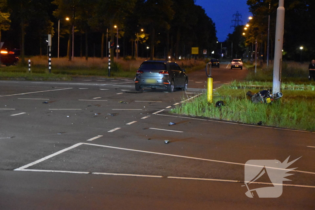 Brommerrijder gewond na frontale botsing met auto