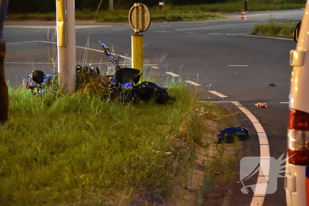 Brommerrijder gewond na frontale botsing met auto