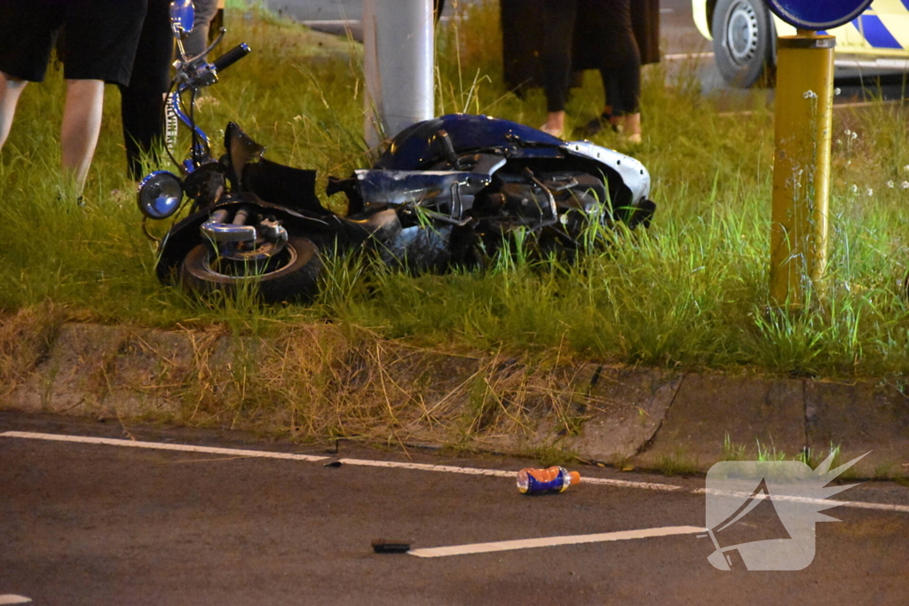 Brommerrijder gewond na frontale botsing met auto