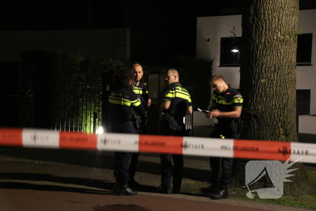 Brand bij huis nadat er een explosief tegen de voordeur wordt gegooid