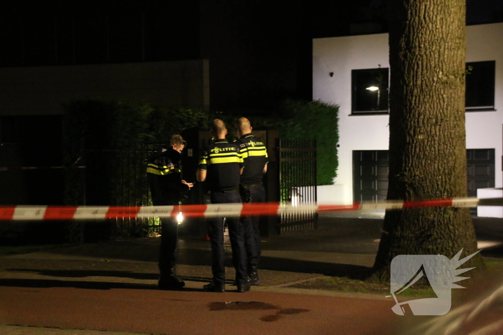 Brand bij huis nadat er een explosief tegen de voordeur wordt gegooid