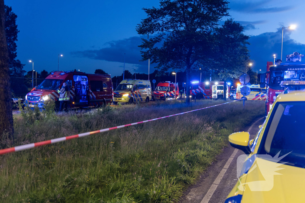 Auto belandt ondersteboven in water