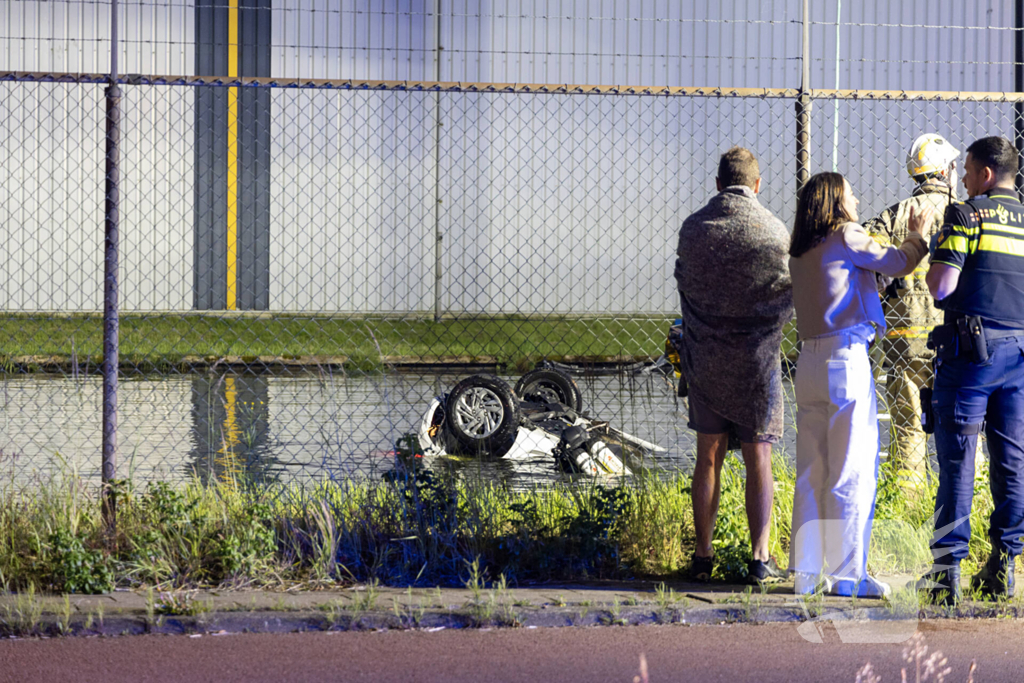 Auto belandt ondersteboven in water