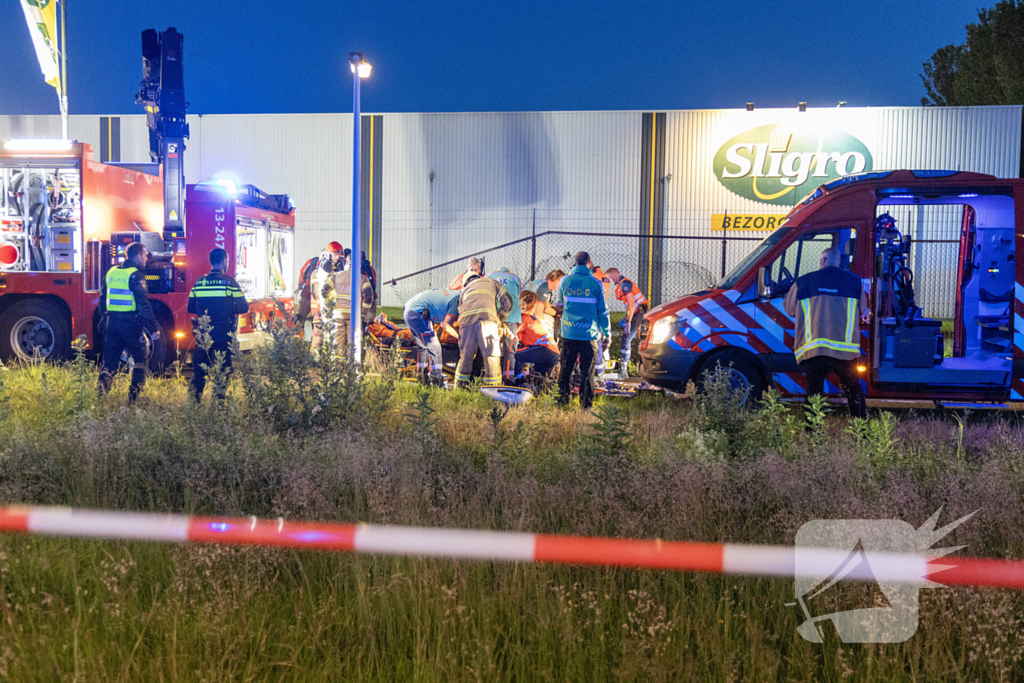 Auto belandt ondersteboven in water