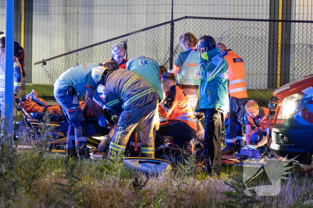 Auto belandt ondersteboven in water