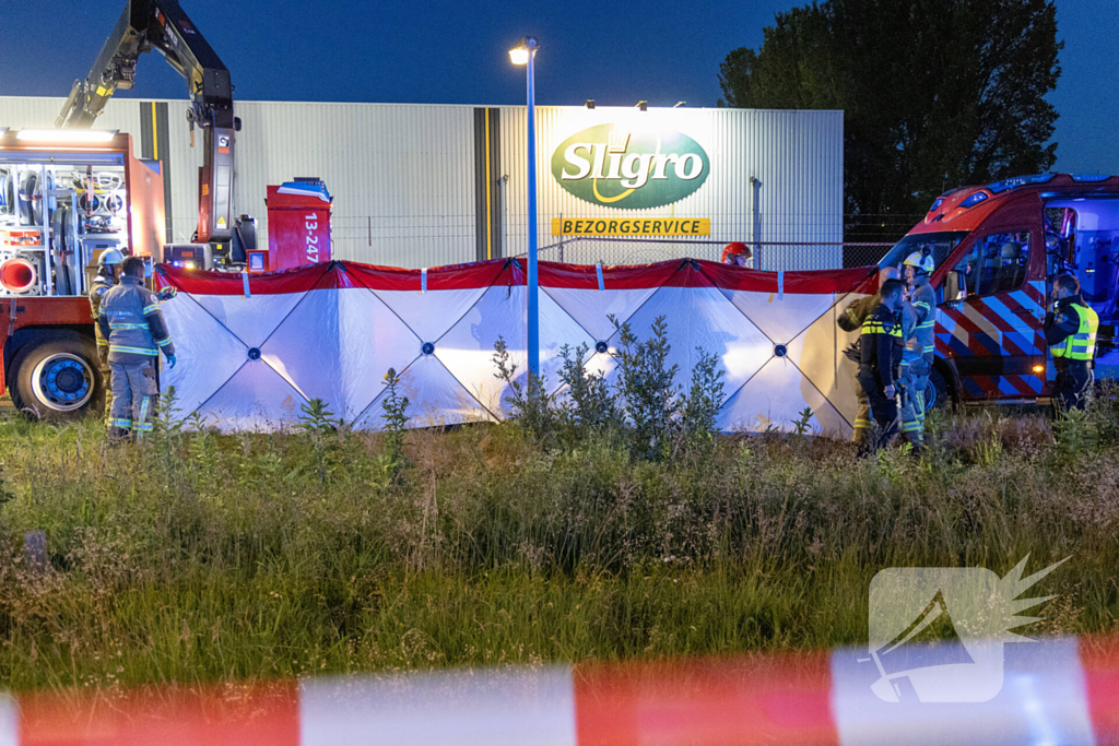 Auto belandt ondersteboven in water