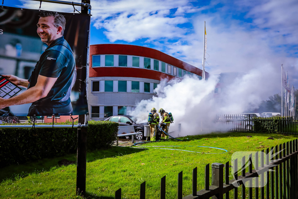 Geparkeerde auto vliegt in brand