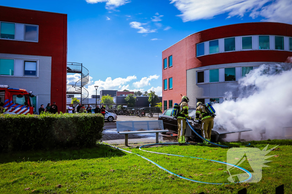 Geparkeerde auto vliegt in brand