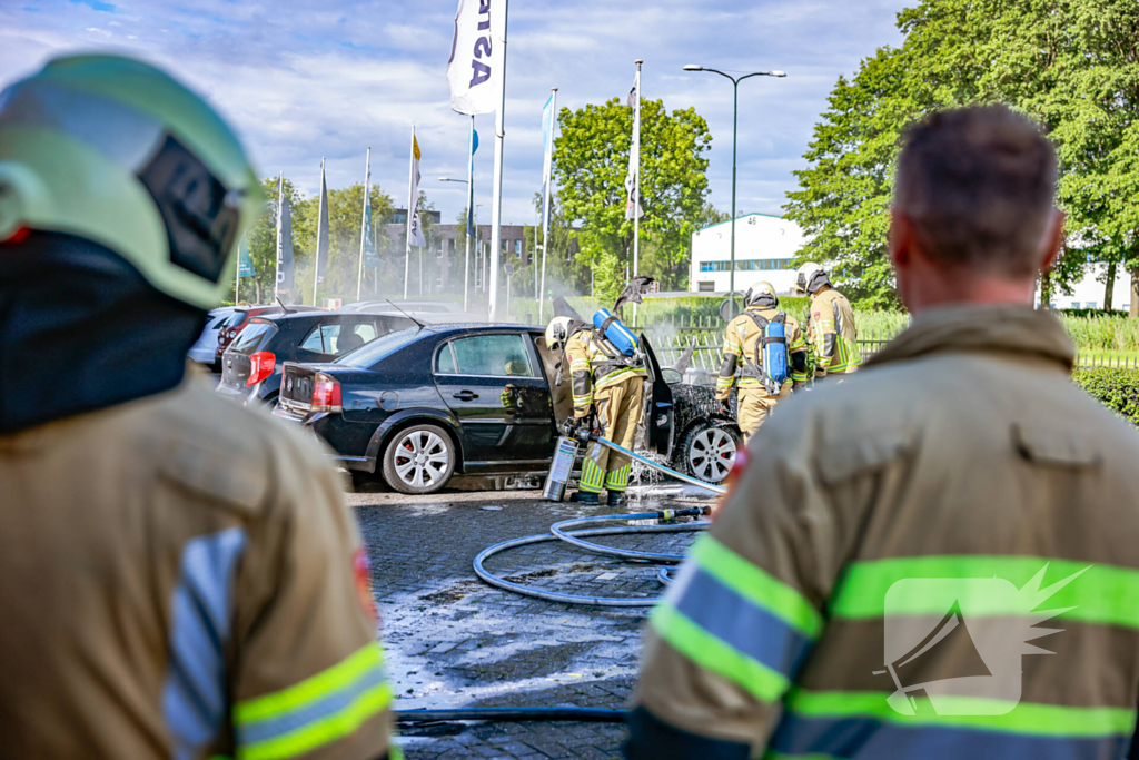 Geparkeerde auto vliegt in brand