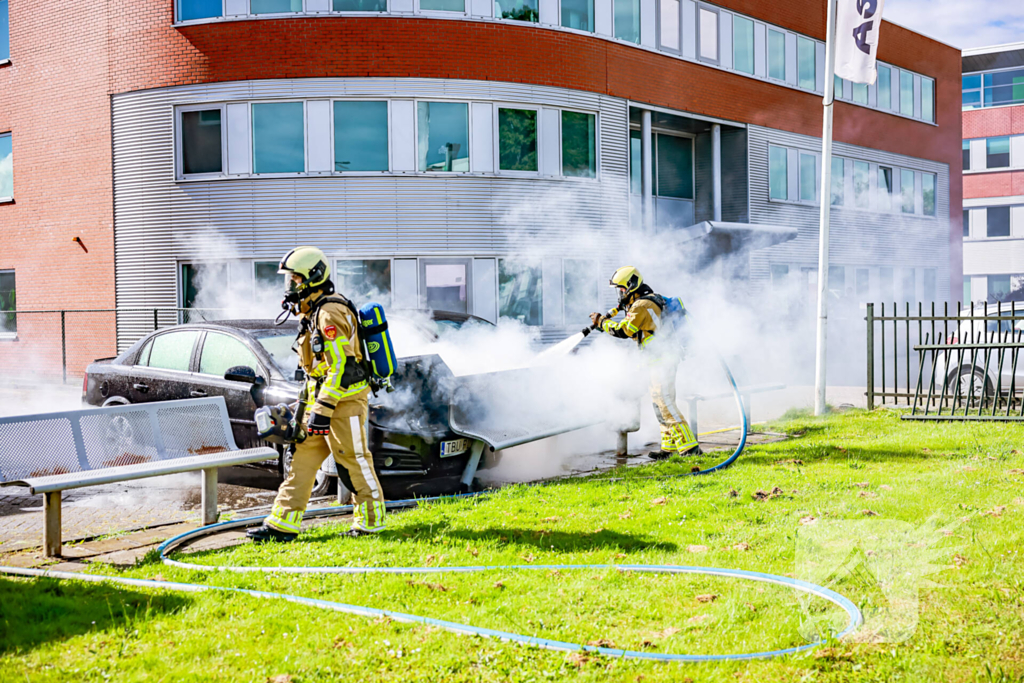 Geparkeerde auto vliegt in brand