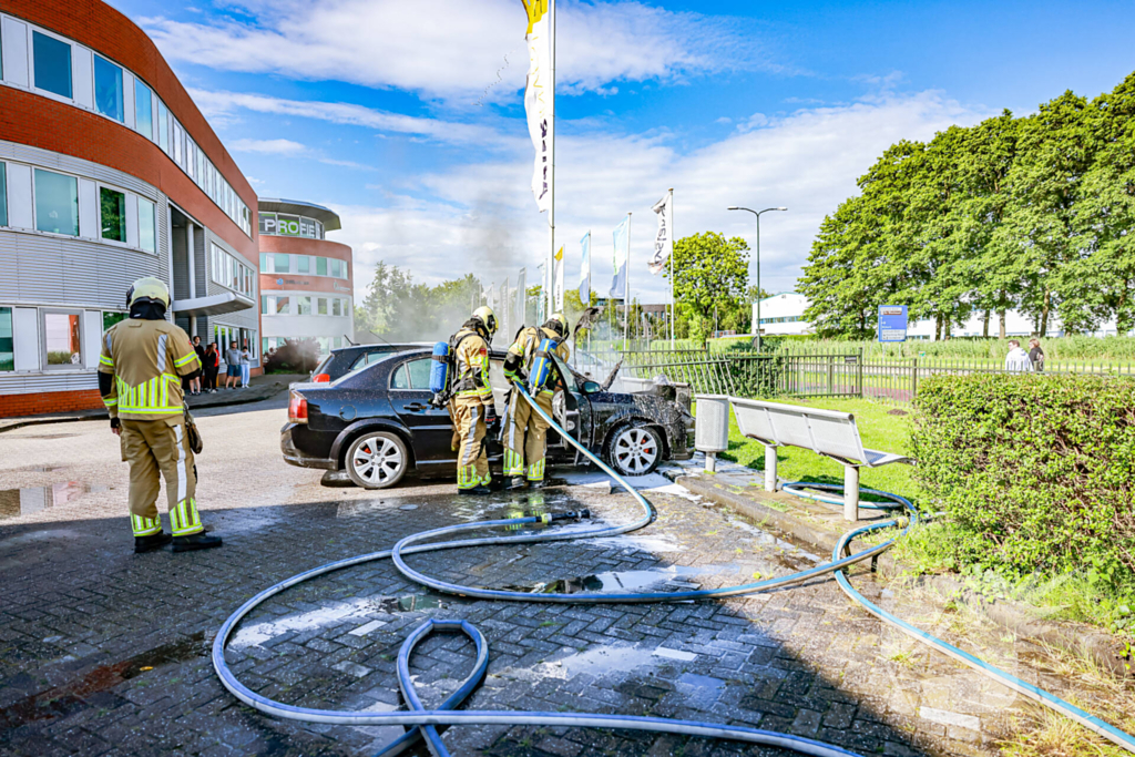 Geparkeerde auto vliegt in brand