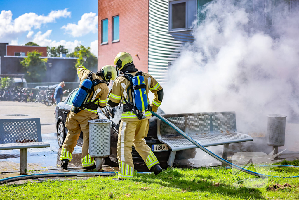 Geparkeerde auto vliegt in brand