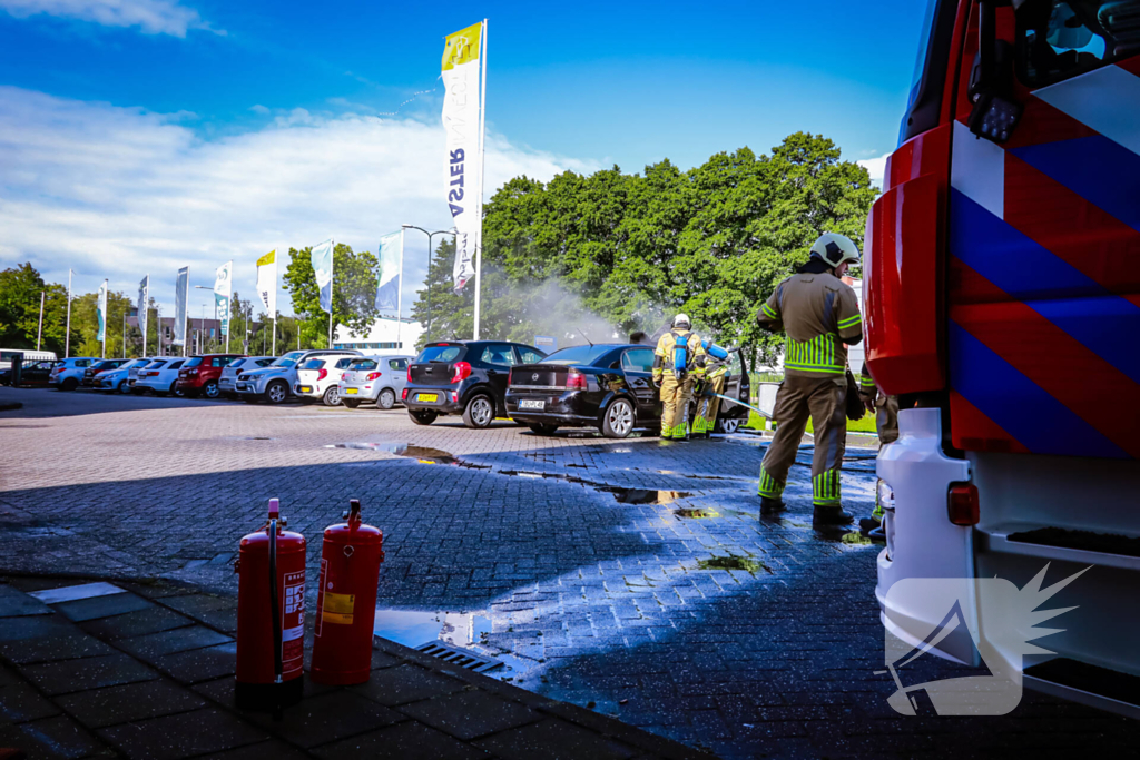 Geparkeerde auto vliegt in brand