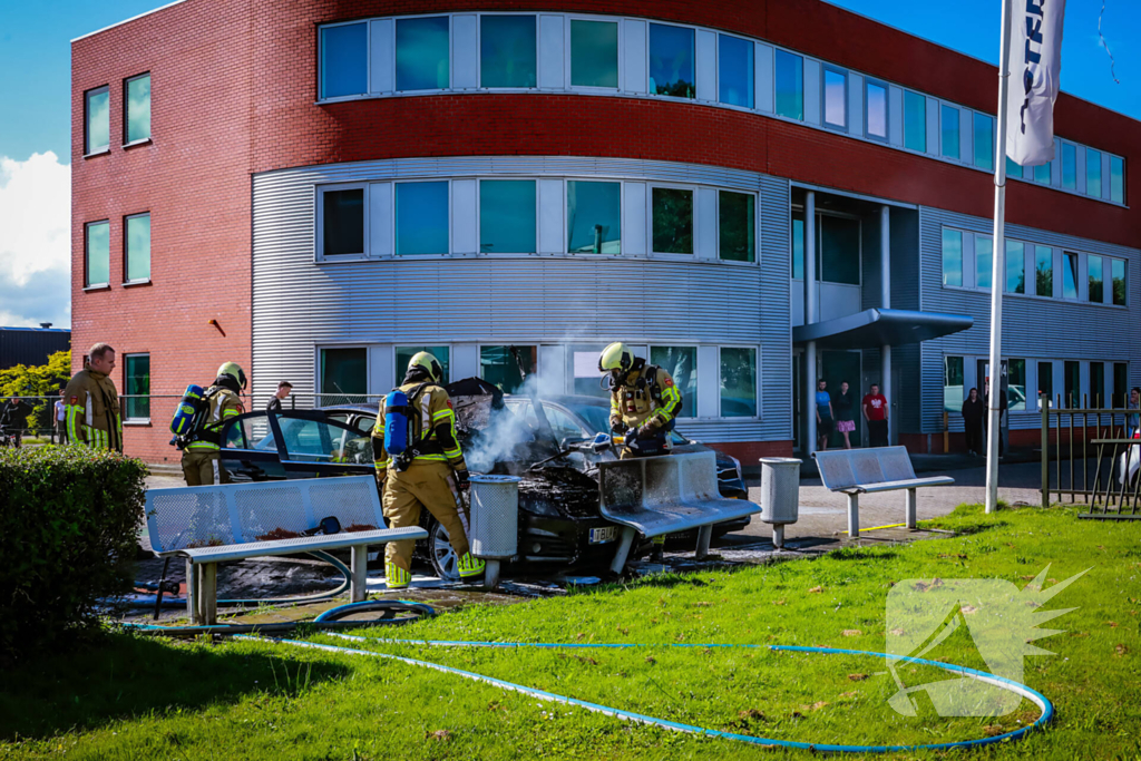 Geparkeerde auto vliegt in brand