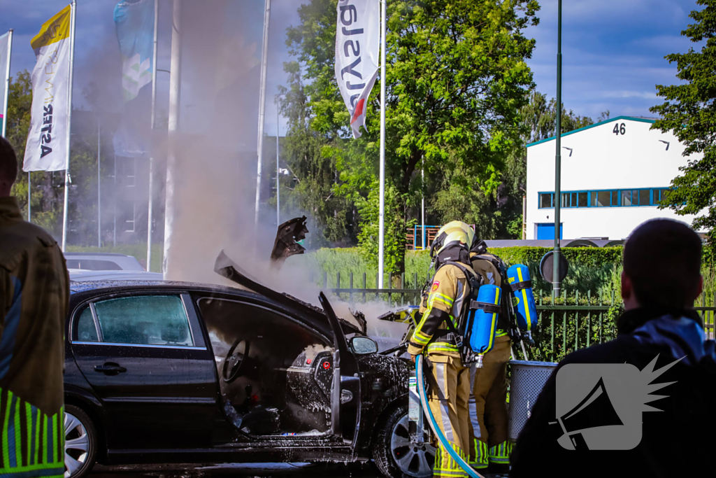 Geparkeerde auto vliegt in brand