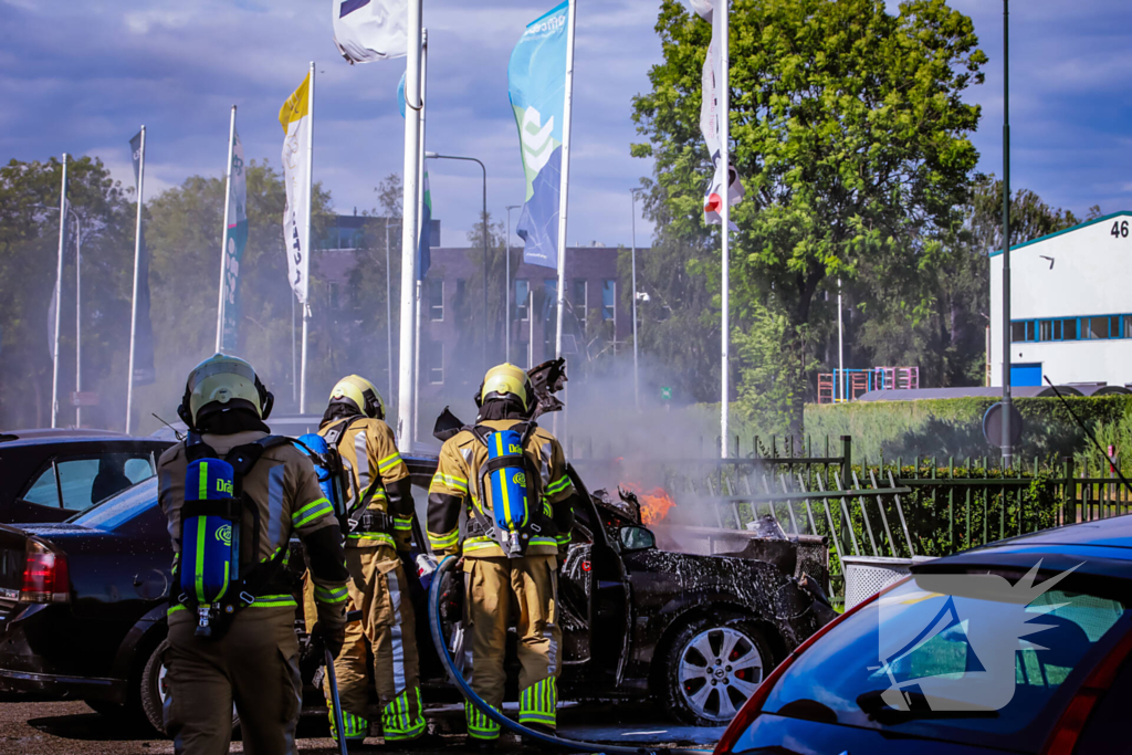 Geparkeerde auto vliegt in brand