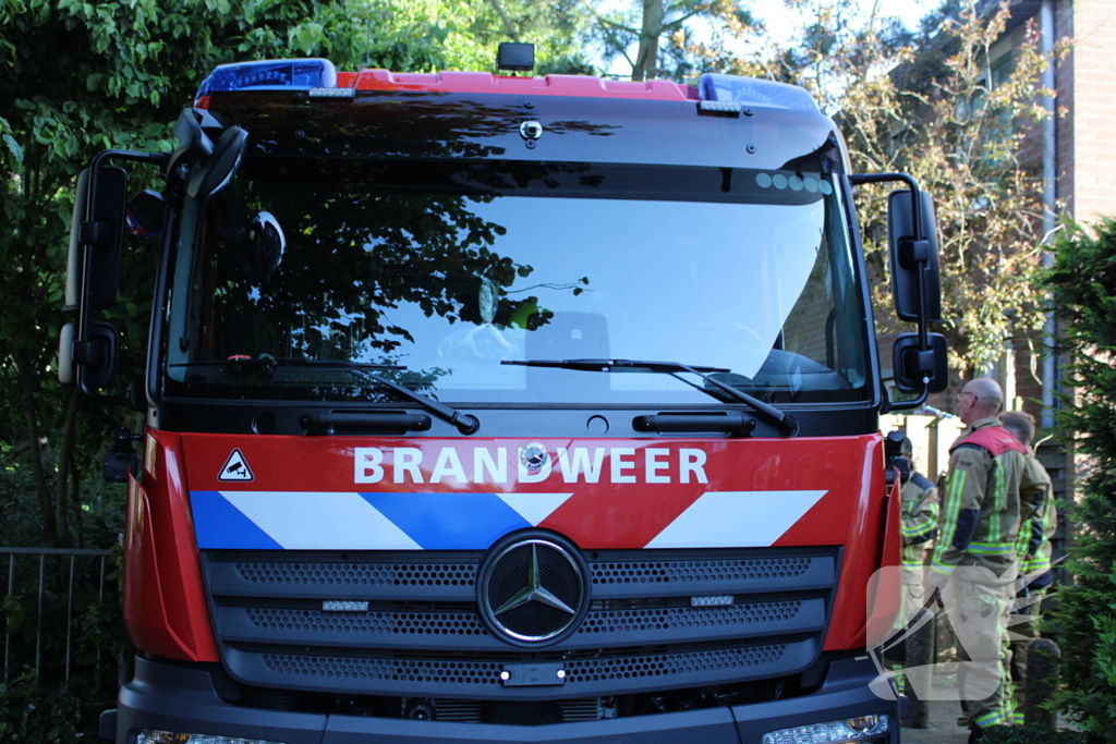 Steekvlam uit barbecue zet boom in brand