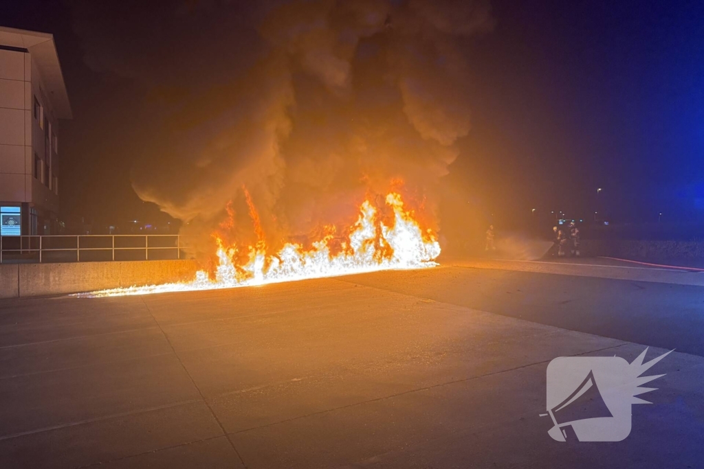 Bestelbus volledig vernield door brand