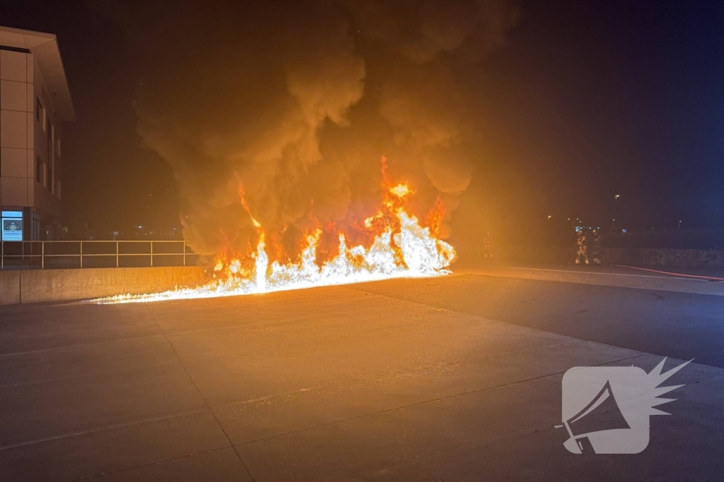 Bestelbus volledig vernield door brand