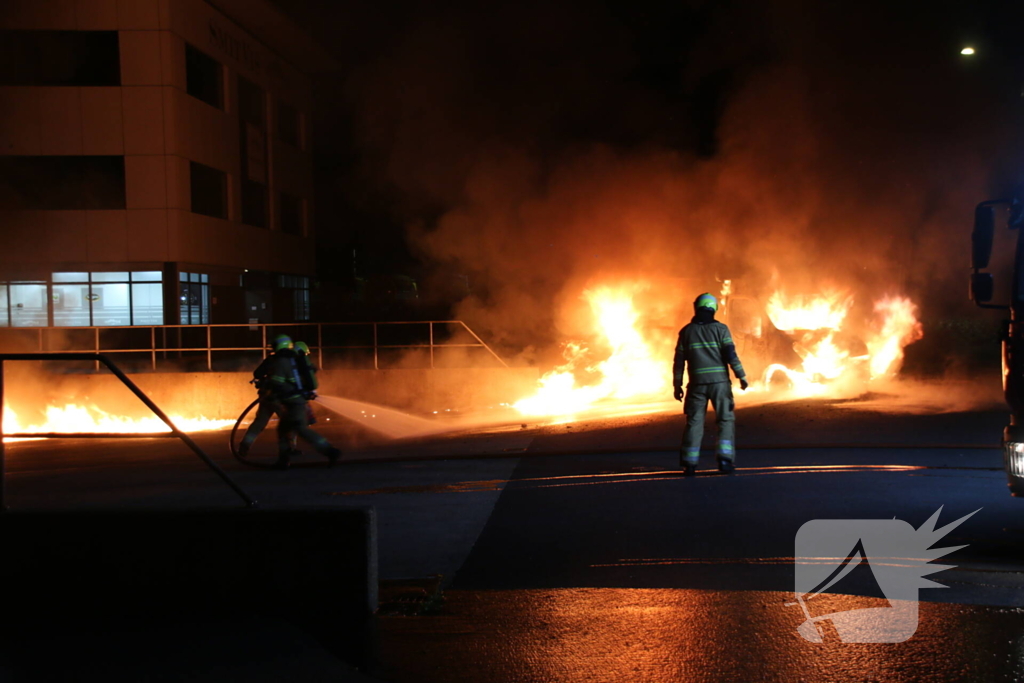 Bestelbus volledig vernield door brand