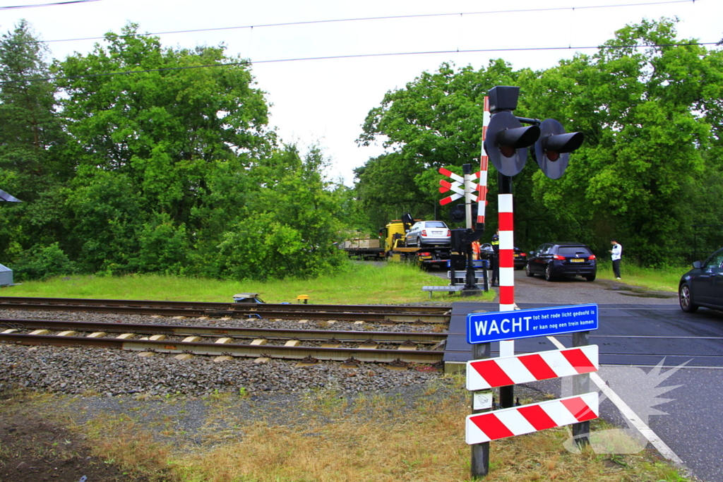 Automobilist raakt van de weg en belandt op spoor