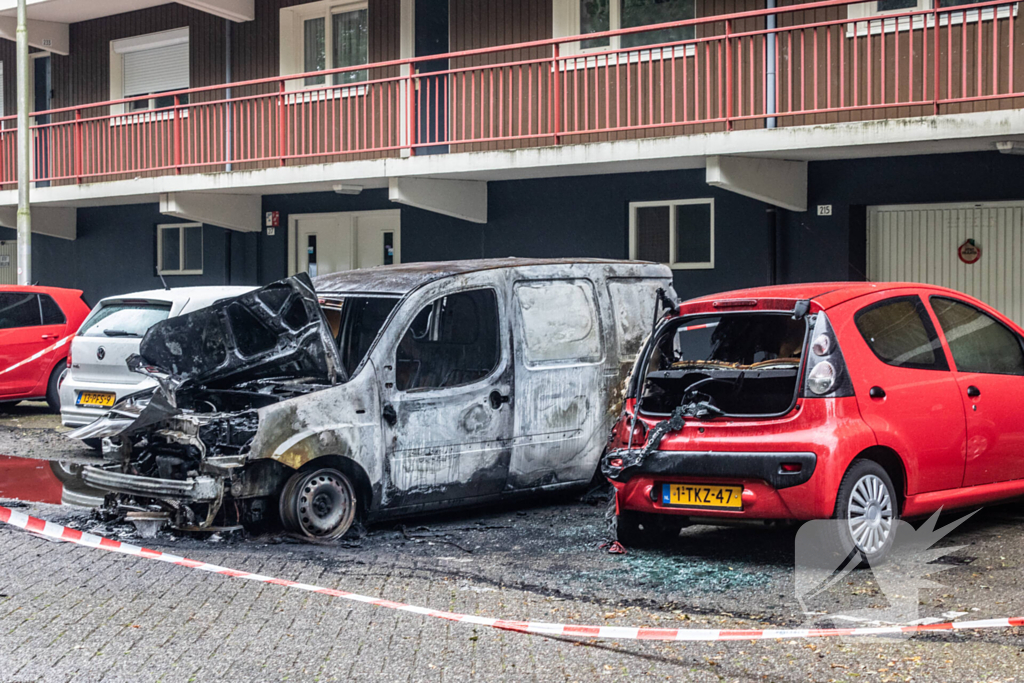 Zes auto's vliegen vlak na elkaar in brand