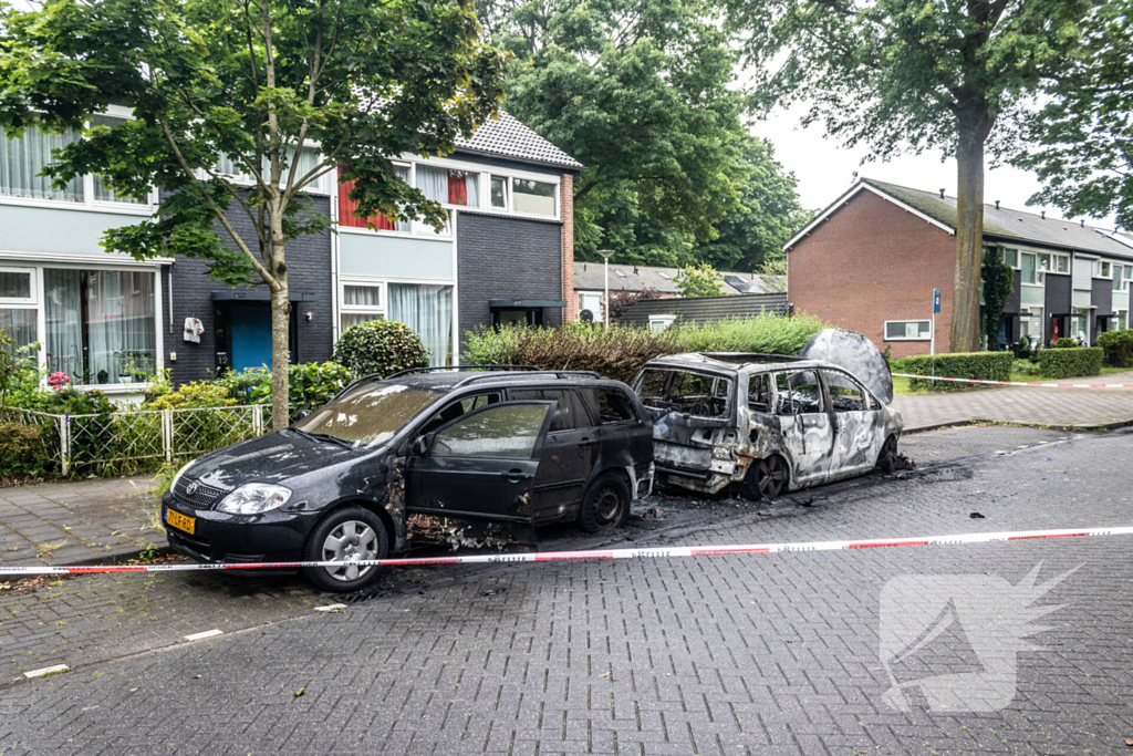 Zes auto's vliegen vlak na elkaar in brand