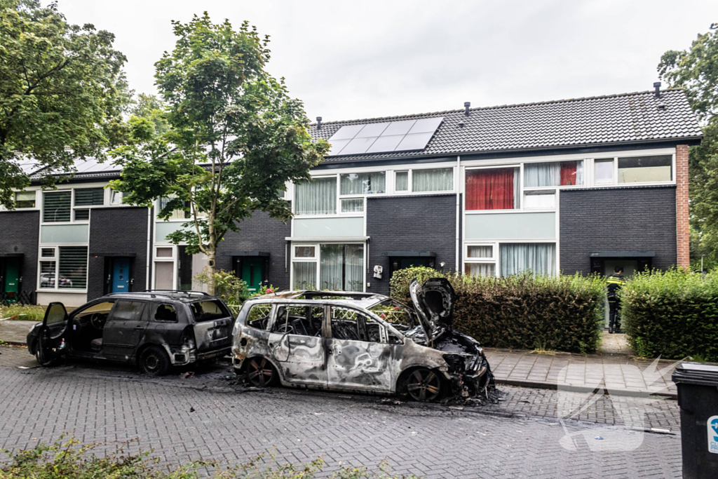 Zes auto's vliegen vlak na elkaar in brand