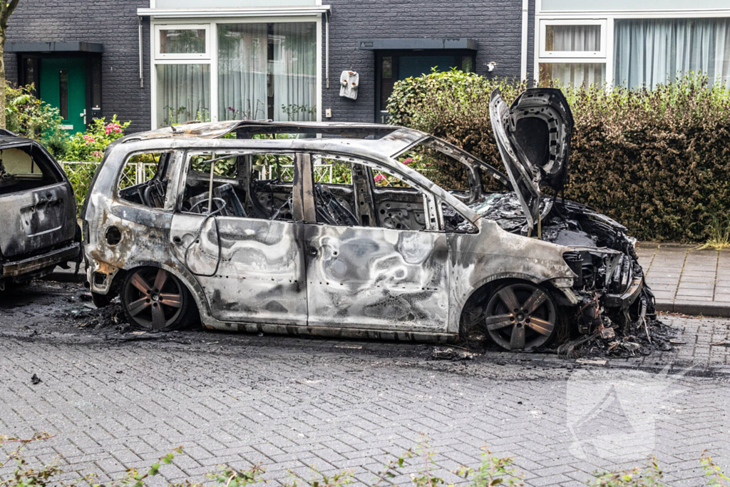 Zes auto's vliegen vlak na elkaar in brand