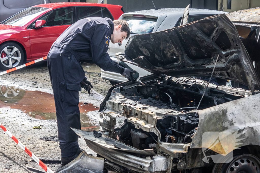 Zes auto's vliegen vlak na elkaar in brand