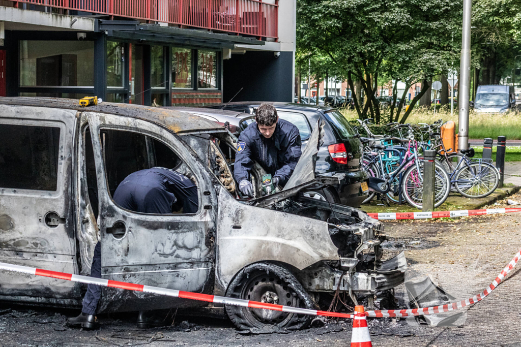 Zes auto's vliegen vlak na elkaar in brand