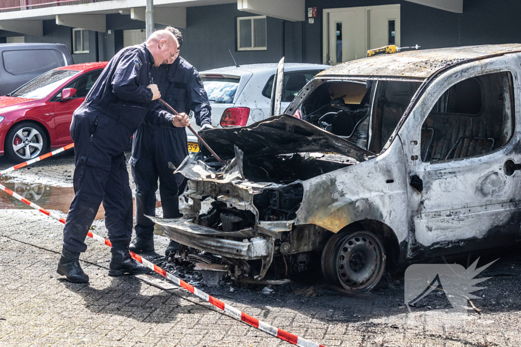 Zes auto's vliegen vlak na elkaar in brand