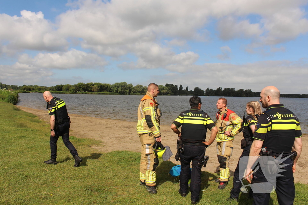 Veel hulpdiensten aanwezig bij Valkenbursemeer, vermoedelijk persoon in het water